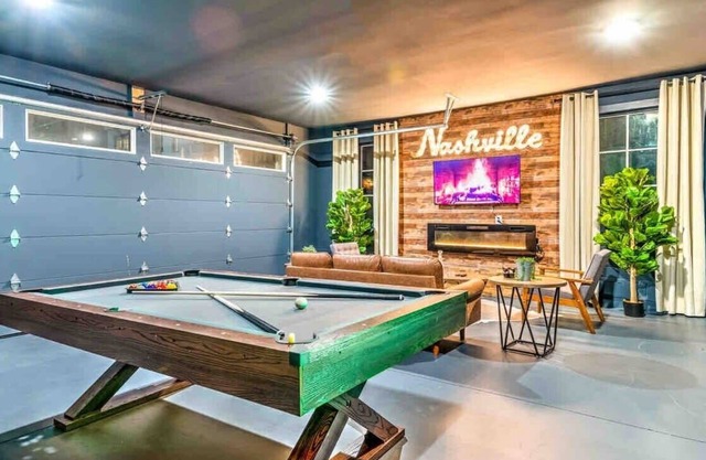 Two huge luxury homes-26 beds! Game room/rooftop!