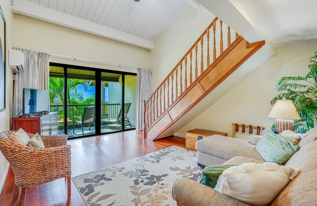 Two-level condo with AC, lanai, 2 pools & 8 tennis courts - walk to beach