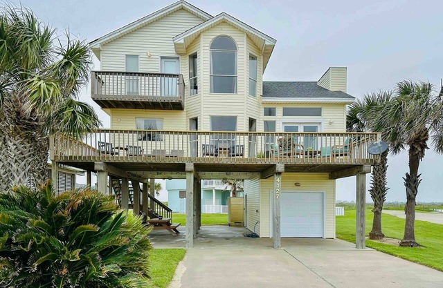 Two-story Gulf view retreat with furnished deck, washer/dryer, central AC