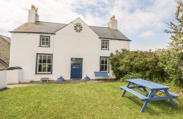 TY FFERM BODLASAN, family friendly, with open fire in Llanfachraeth