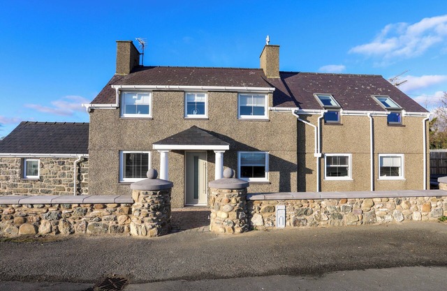 TY'N FFRIDD, pet friendly, country holiday cottage in Criccieth