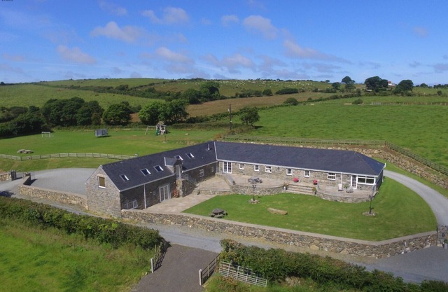 Ty'r Mynach - Nine Bedroom House, Sleeps 24