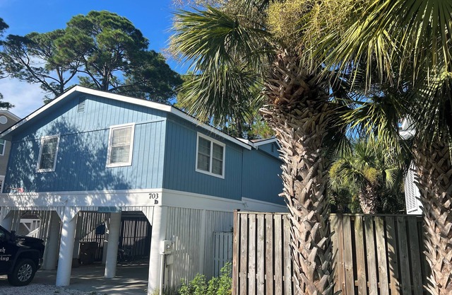 Tybee Beach Cottage, Steps from all the local fun and a quick walk to the beach