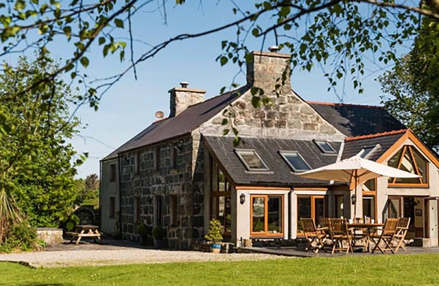 TYDDYN MORTHWYL, pet friendly, with open fire in Criccieth
