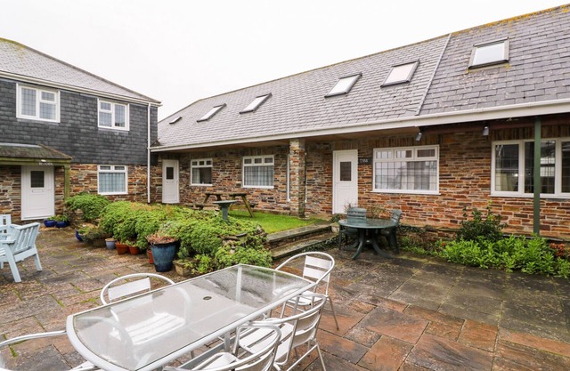 TYNK, pet friendly, country holiday cottage in Harlyn, Cornwall
