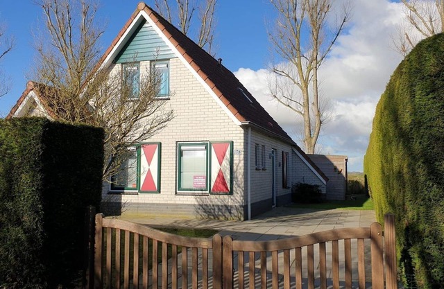 Type Zeemeeuw located at the Schoneveld holiday park is a tough holiday home with great comfort (87 m2). Around the House there is a garden with driveway for the car.