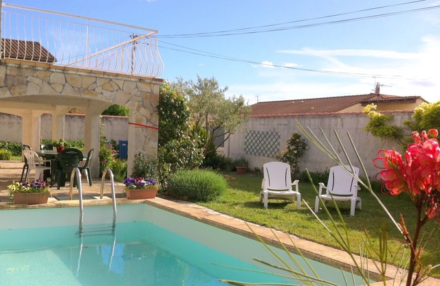 Typical Camargue atmosphere: sun, calm, deep swimming pool, independence