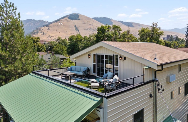 U-District Duplex w/Rooftop Deck, Near Downtown & UMT