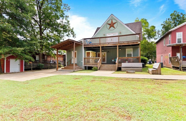 UA CAMPUS ADJACENT 4BEDROOM/4BATHROOM FARMHOUSE SLEEPS 8