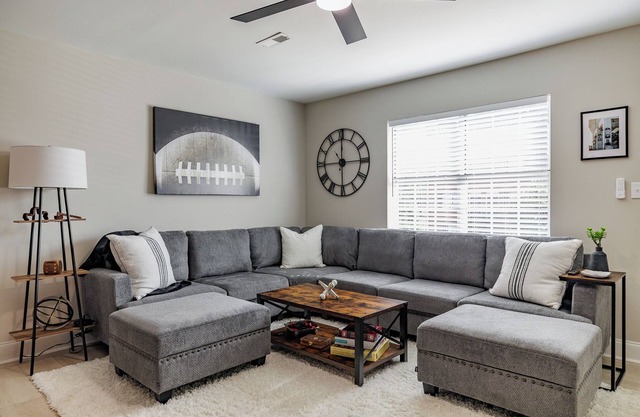 UGA Family Weekend, Just Discounted, Newly Renovated, King Beds, Coffee Bar