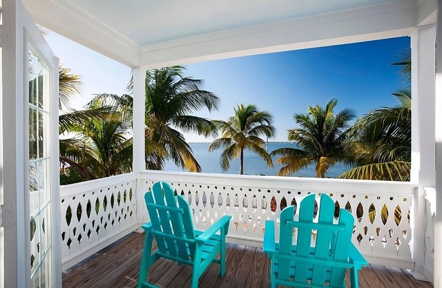Ultimate Florida Getaway! Garden View, 4 Pools, Shuttle Service and Parking!