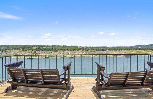 Ultimate Lake Travis Fishing condo w/pool&hot tub
