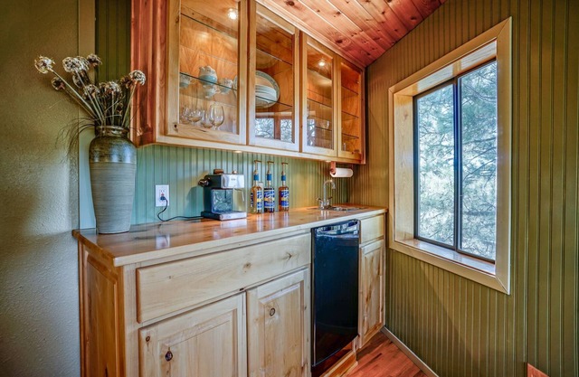 Ultra-Charming, One-of-a-kind,Treasure! Central to Key Attractions! Magical