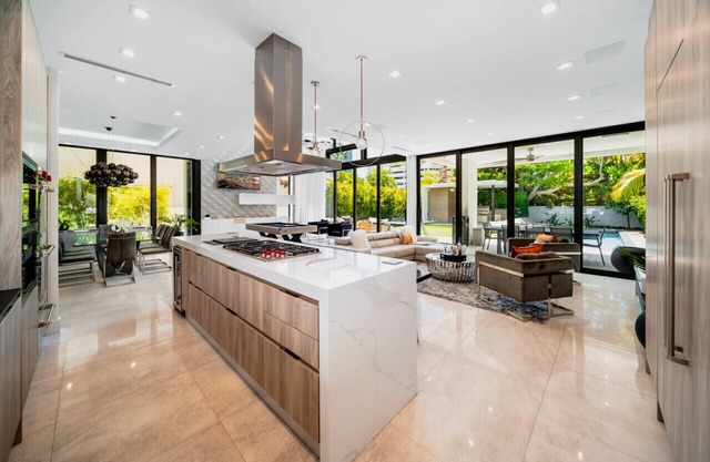 Ultra Luxury 5BR Villa in Design District w/Pool, HOT TUB, Billiards & Cinema!