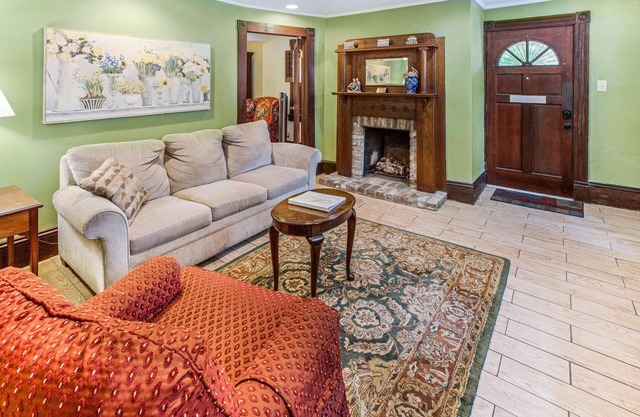 Unbeatable Location Just Three Blocks to River Street by Lucky Savannah
