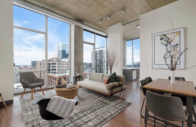 Unbeatable Top Floor: Views, Central, Modern