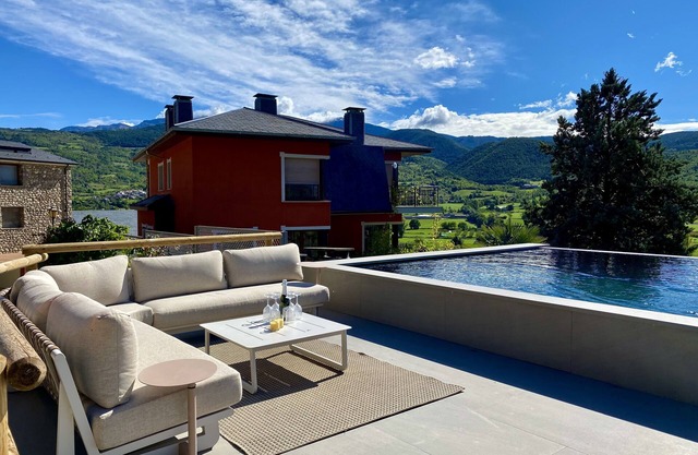 Unforgettable super-sunny wine estate/luxury villa close to Andorra.
