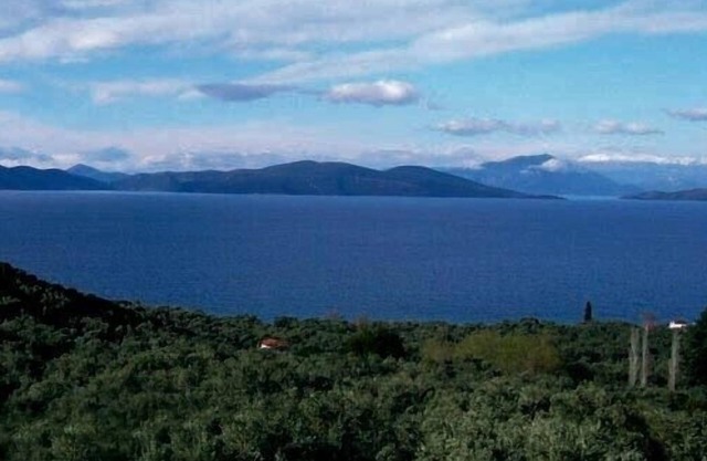 Unforgettable panorama in a very quiet location. Centrally located, gr. Property.