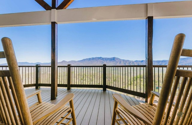 unhindered view ◊ hot tub ◊ pool table ◊ theater ◊ free Dollywood tkt (Mtn View)