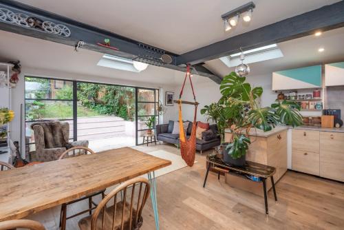 Unique 2BR with Indoor Hammock & Private Garden