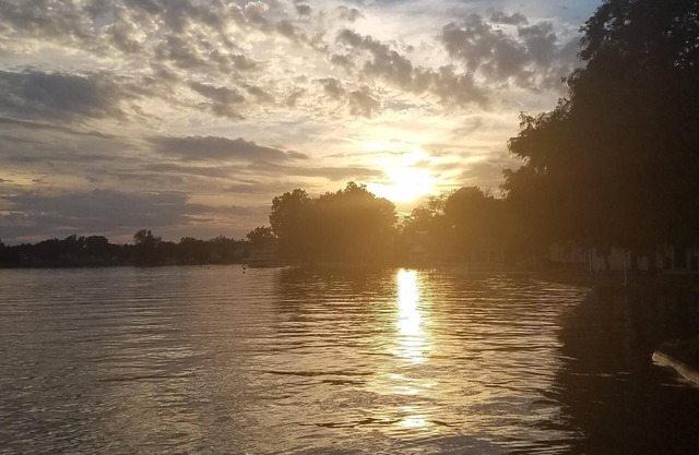 Unique 3 BR, 2 BR Waterfront Home/Vacation Getaway in Syracuse, Indiana