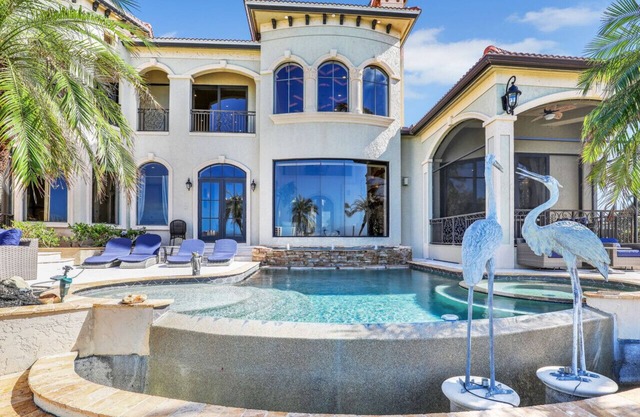 Unique Bayfront Mansion Retreat
