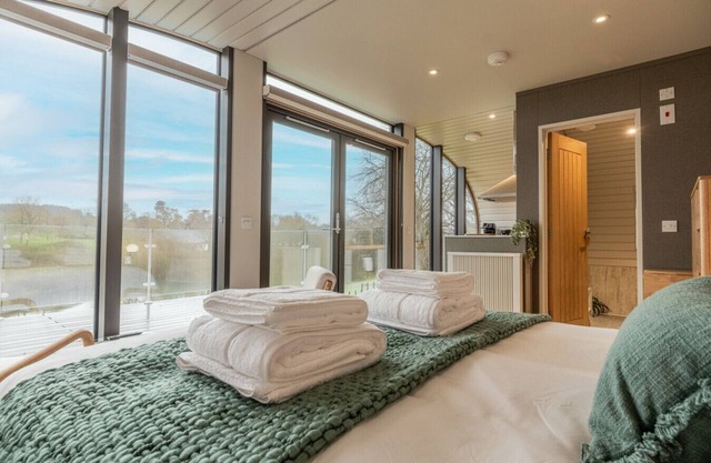 Unique Eco Studio Pod on Old Chalford Estate