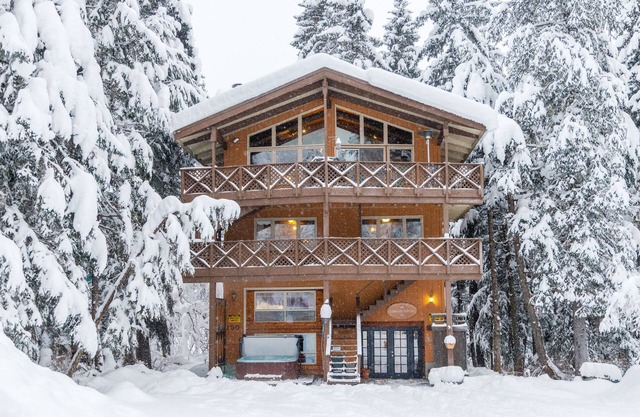 Unique home with hot tub, 2 kitchens, fireplace & game room - near lifts