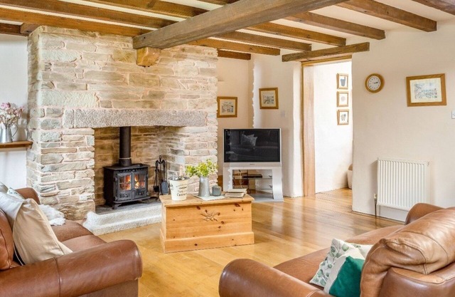 Unique luxury 3 bedroom barn with stunning rural views sleeps 6, near Padstow