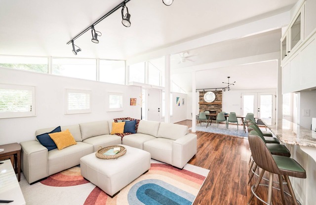 Unique Midcentury Minimalist w/Natural Light in the Heart of LYH