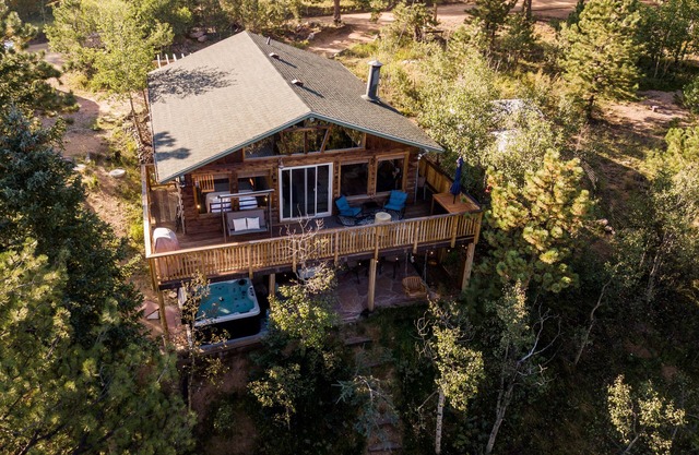 Unique, Romantic Getaway - 1 hr to Denver - Hot Tub - Views