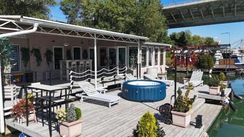 Unique River Houseboat Stay