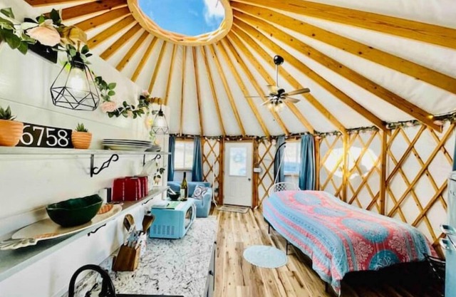 Unique Stay! Yurt with Mountain View, 1 min to Breweries & Hiking, 5 min to Lake