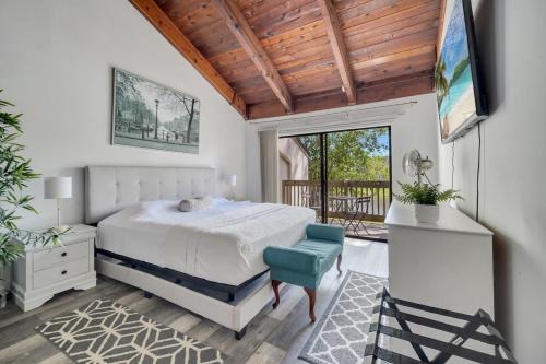 Unique Stays at Cozy Lake House near Universal