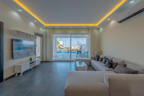 unique villa with heated pool and Spa