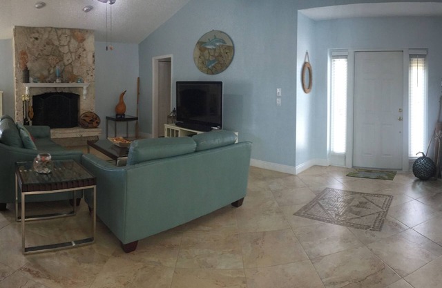 Unique Waterfront 3/2.5 Home. Heated Pool/Boat Dock. Nice to Fish! Location 👌