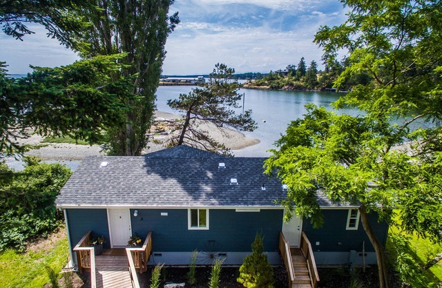 Unique Waterfront Beach House, 1 mile from Friday Harbor