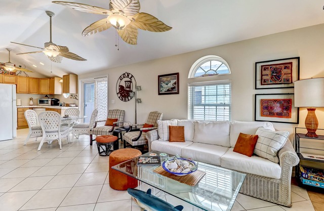 Uniquely decorated front duplex with rooftop deck access, within walking distance to the beach