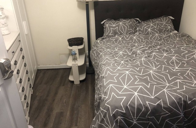 Uniquely Historic & Quaint Room in the center of downtown Middletown,DE