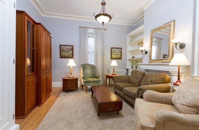 Unit 2, 1st floor 1 Bdrm, walk to mansion and beach