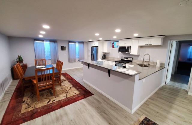 Unit 4 - LOWER UNIT - 2 bed room- Full Kitchen