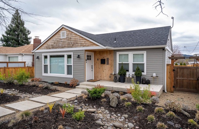 University Area Bungalow - The Moxie Harris House