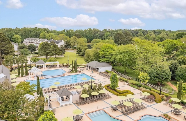 Unwind and Relax! Indoor & Outdoor Pools, Kitchen, Free Parking On-site!