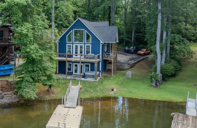 Unwind at Lakey McLakehouse on Lake Santeetlah