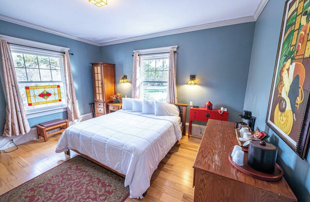 Unwind in a Charming Riverside Getaway Nestled Along the Scenic Delaware River