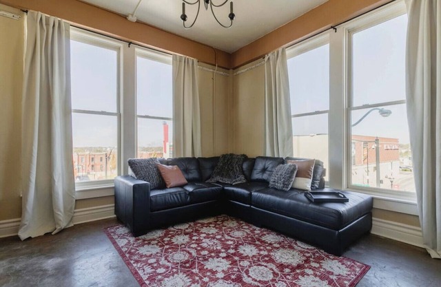 Upbeat 2 Bedroom Loft in the Heart of Downtown!