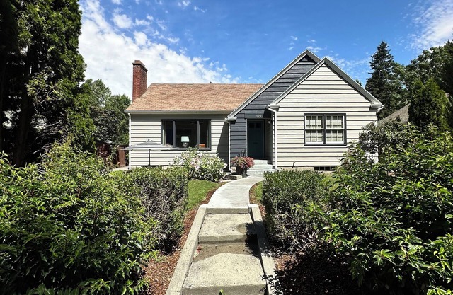 Updated 1939 cottage with beautiful park view