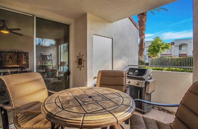 Updated 2 Bedroom 2 Bath Condo in PS-close to airport and downtown.