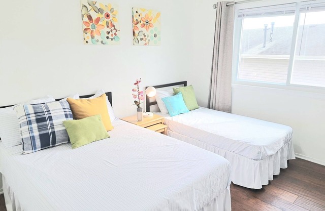 Updated 2bdrm Condo - Walk to Train!