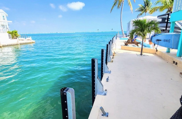 Updated 2BR,2BA w KING Master,35' SeaWall-Bikes,Kayaks, SUPs, Washer,Dryer!